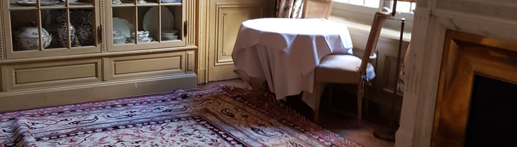 Essai d'un tapis AGRA INDE XIX siècle à l'Hôtel de la Mirande Avignon 